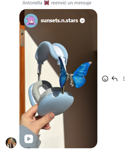 Mariposas azules en unos auriculares