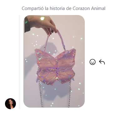 Mariposa brillante compartida en una historia